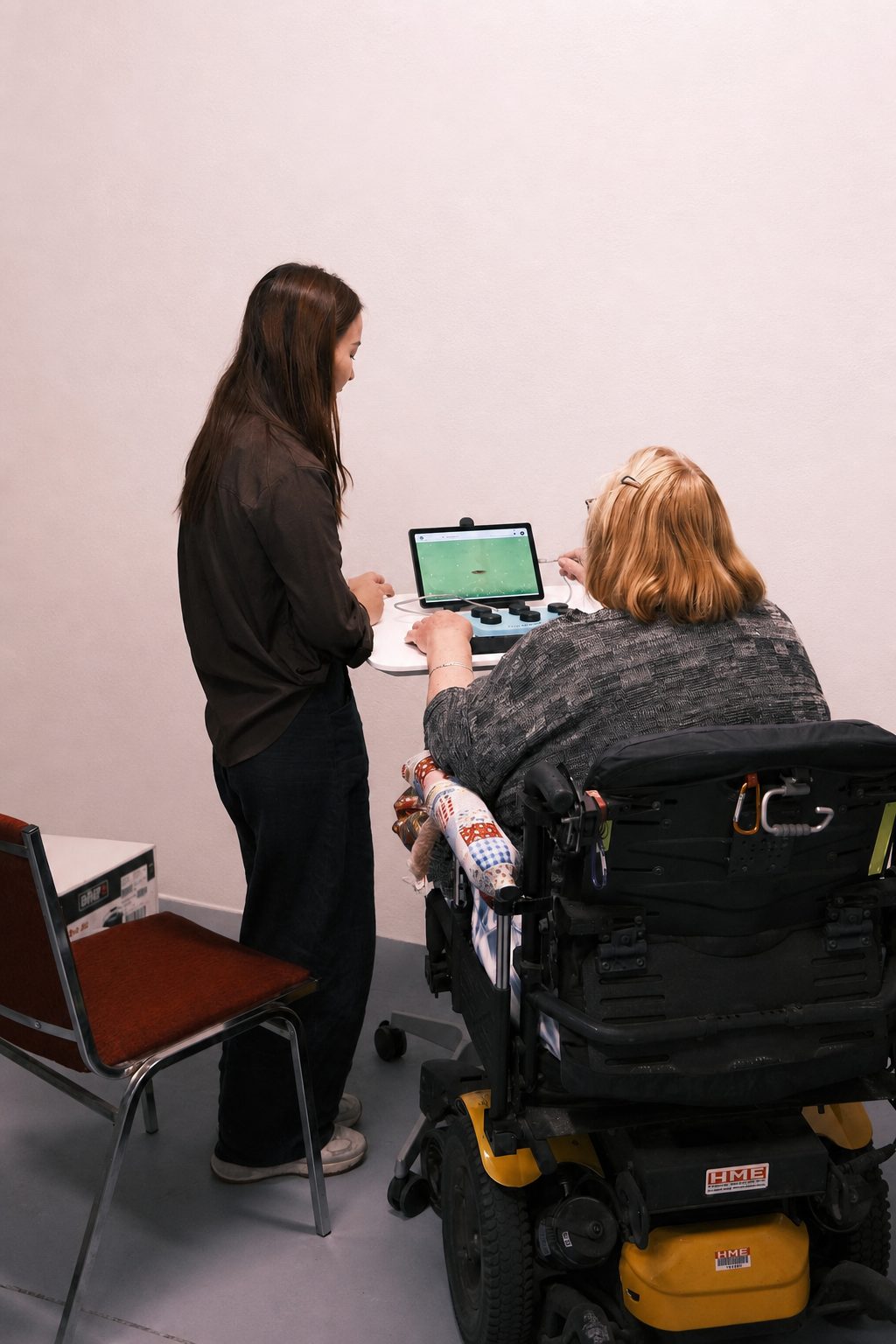 YiFei Zhou showing a resident how to play BrainTagger